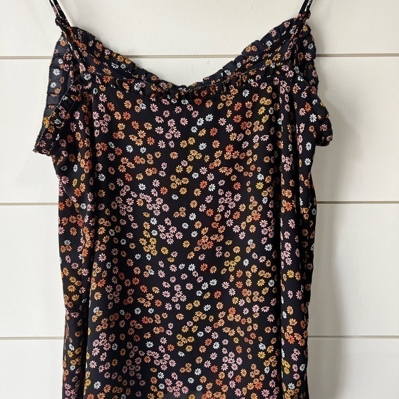 Loft V-neck floral tank w/ adjustable straps and ruffle‎ details. Size M petite. - Picture 2 of 4